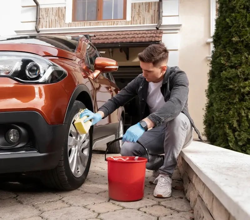 Lavage auto à domicile Lalbenque : professionnel intervenant sur un véhicule